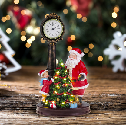 Babbo Natale e il bambino decorano l'albero di Natale